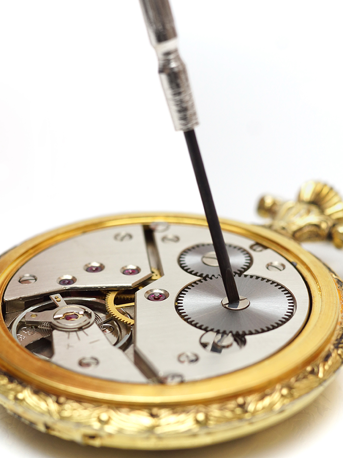 Smart Strategies for Buying and Selling Broken Jewelry