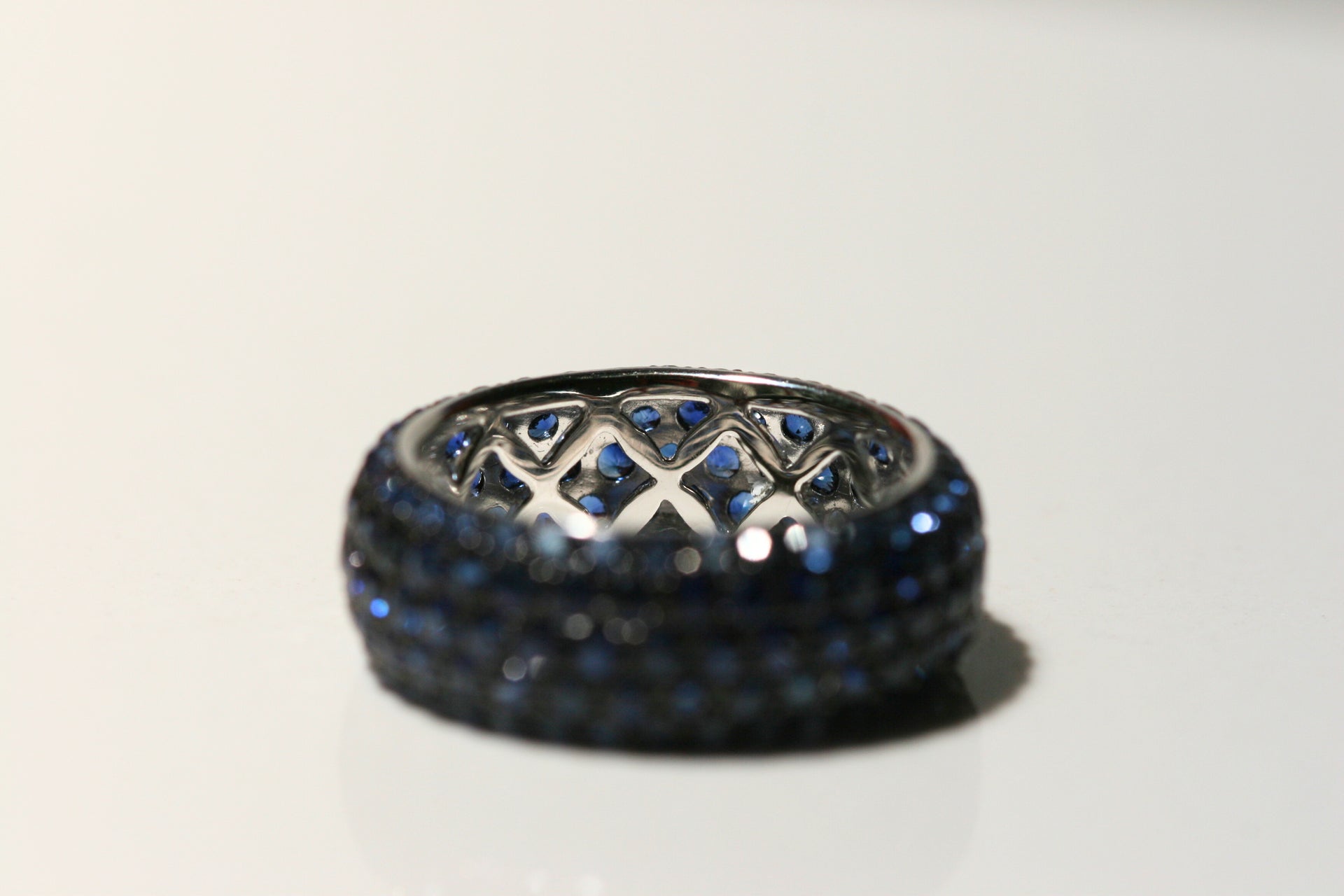 The inside of the ring. A basket of latticework helps the ring fit comfortably on the finger.